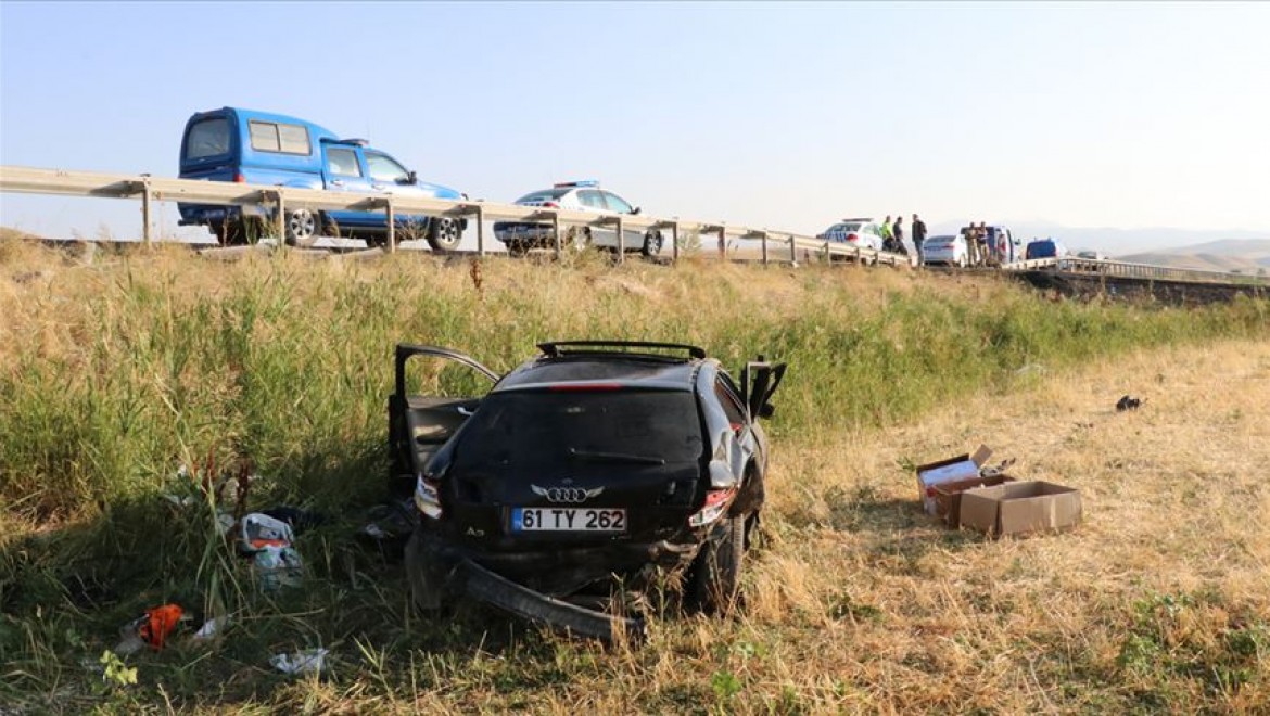 Erzincan'da otomobil şarampole devrildi: 2 ölü, 1 yaralı