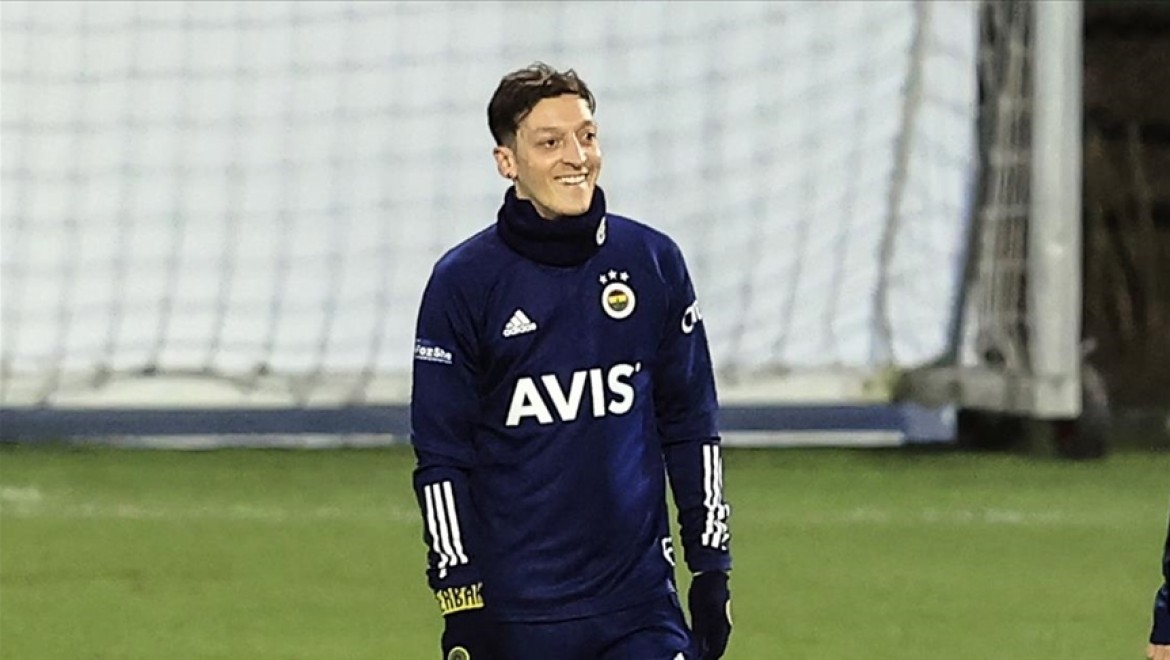 Fenerbahçe'nin eski yıldız oyuncularından Mesut Özil'e 'hoş geldin' mesajı