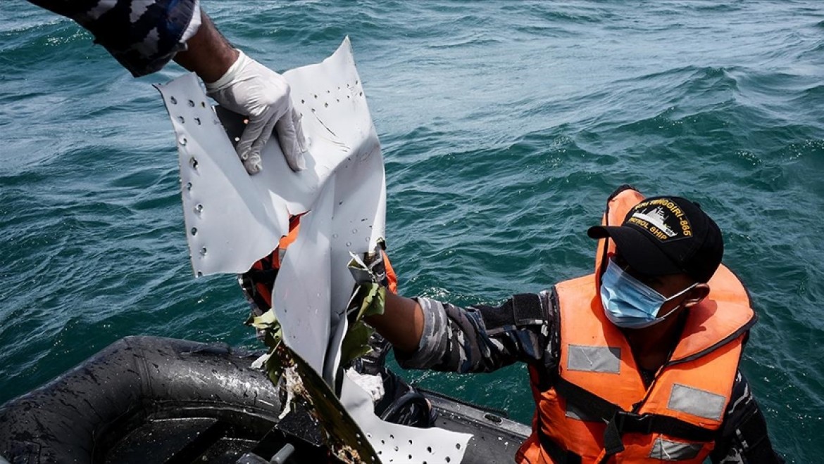 Endonezya'da düşen yolcu uçağı enkazını arama çalışmaları sürüyor