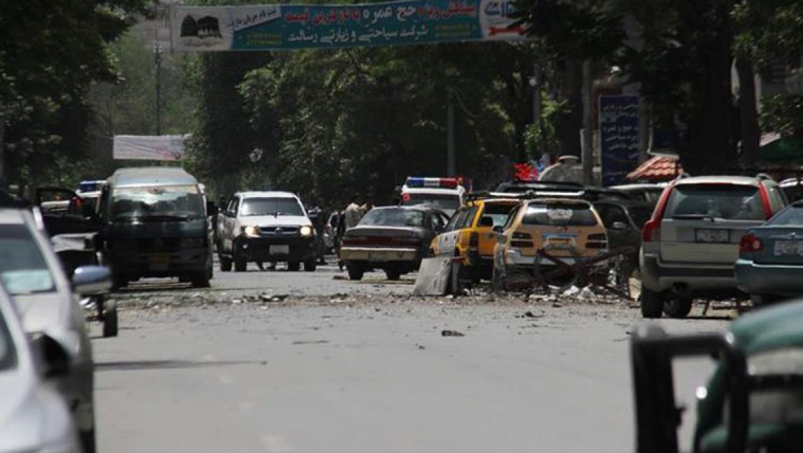 Afganistan'da yola yerleştirilen bomba patladı: 10 ölü
