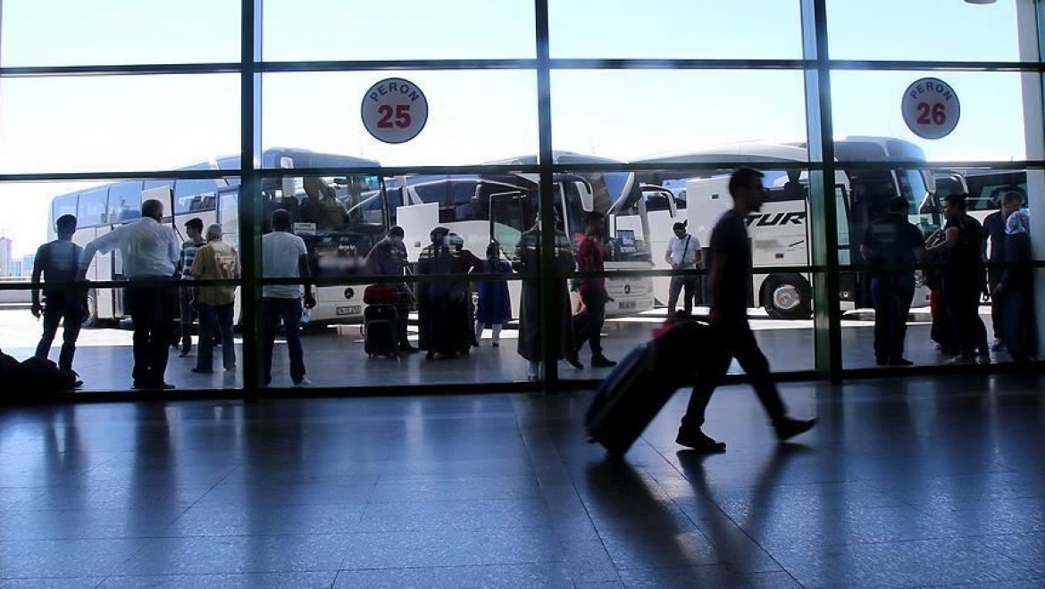 İzmir'de 18 yaşından küçüklere otobüs ve uçak bilet satışı yasaklandı