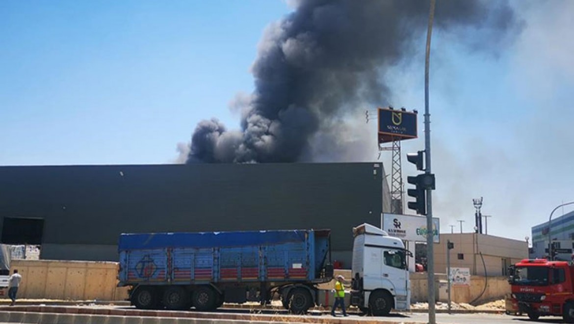Gaziantep'teki fabrika yangınına müdahale ediliyor
