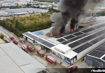 Uşak'ta tekstil fabrikasında çıkan yangına ekiplerce müdahale ediliyor