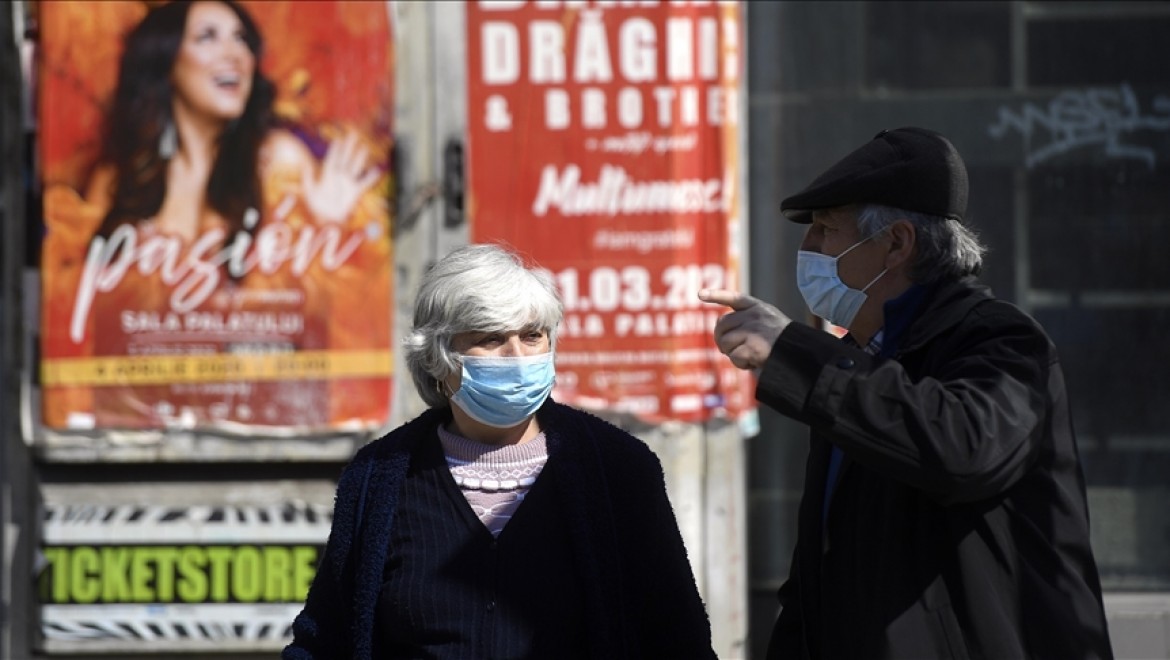 Romanya'da açık havada maske takma zorunluluğu kalkıyor