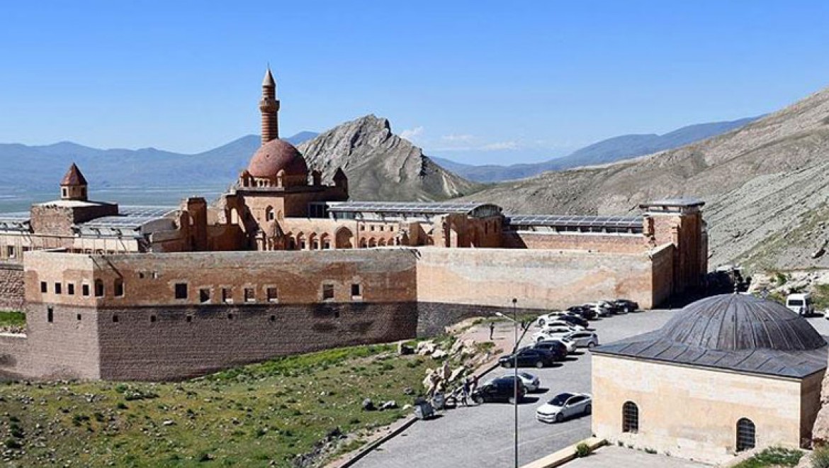 Osmanlı'nın en seçkin eserlerinden İshak Paşa Sarayı ziyarete açıldı