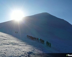 Zirvesi buzullarla kaplı Ağrı Dağı dünyanın farklı ülkelerinden dağcıları ağırlıyor