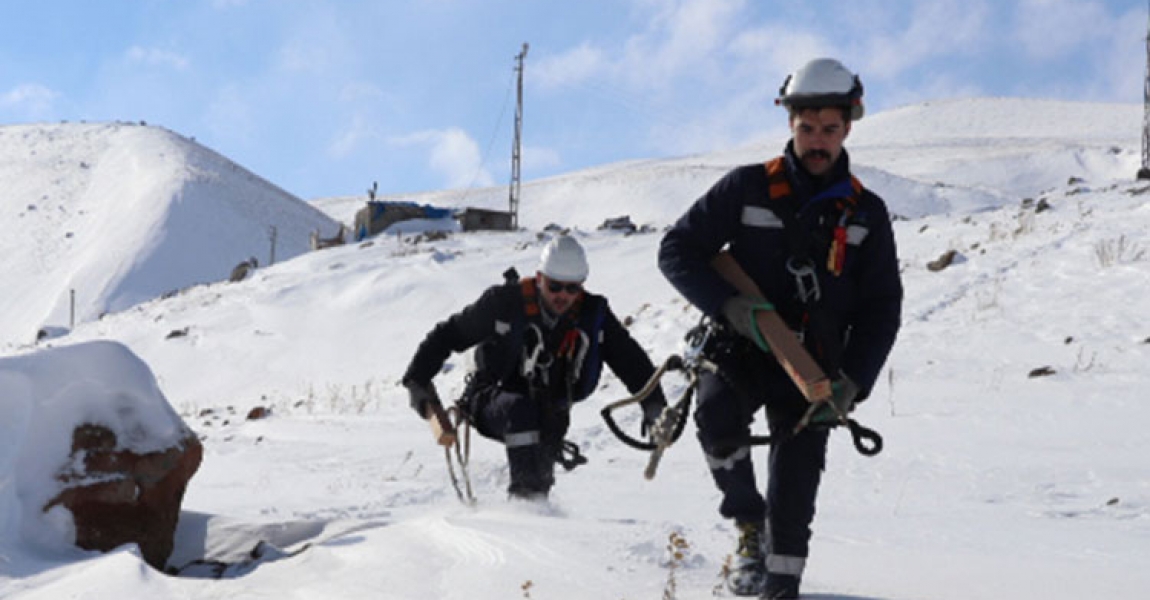 Elektrik arıza ekipleri kışın kırsalda kesintisiz enerji için yoğun mesaide
