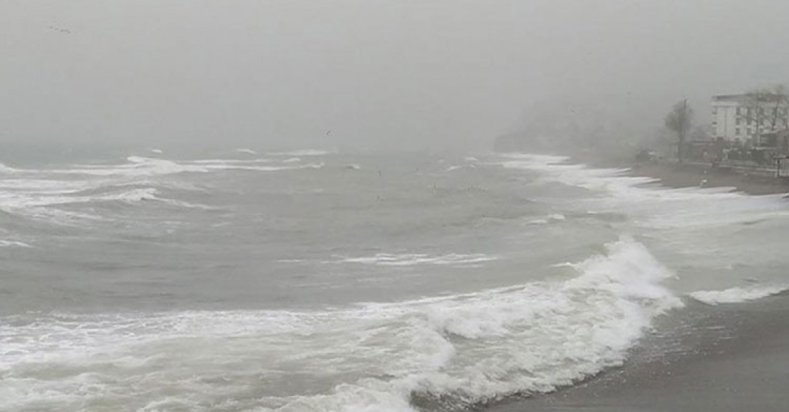 Düzce'de rüzgarın etkisiyle dalga boyu 4 metreye ulaştı