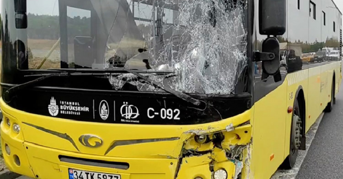 Ümraniye'de İETT otobüsü ile servis minibüsü çarpıştı, 7 kişi yaralandı