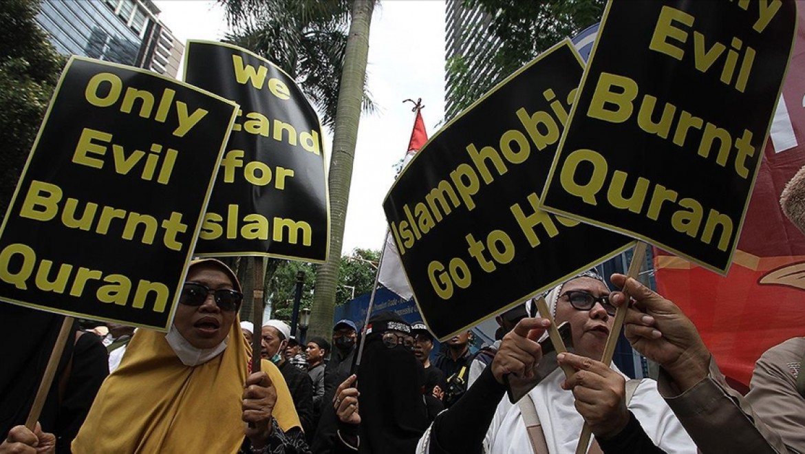 Endonezyalı Müslümanlar, İsveç'te Kur'an-ı Kerim'in yakılmasını protesto etti