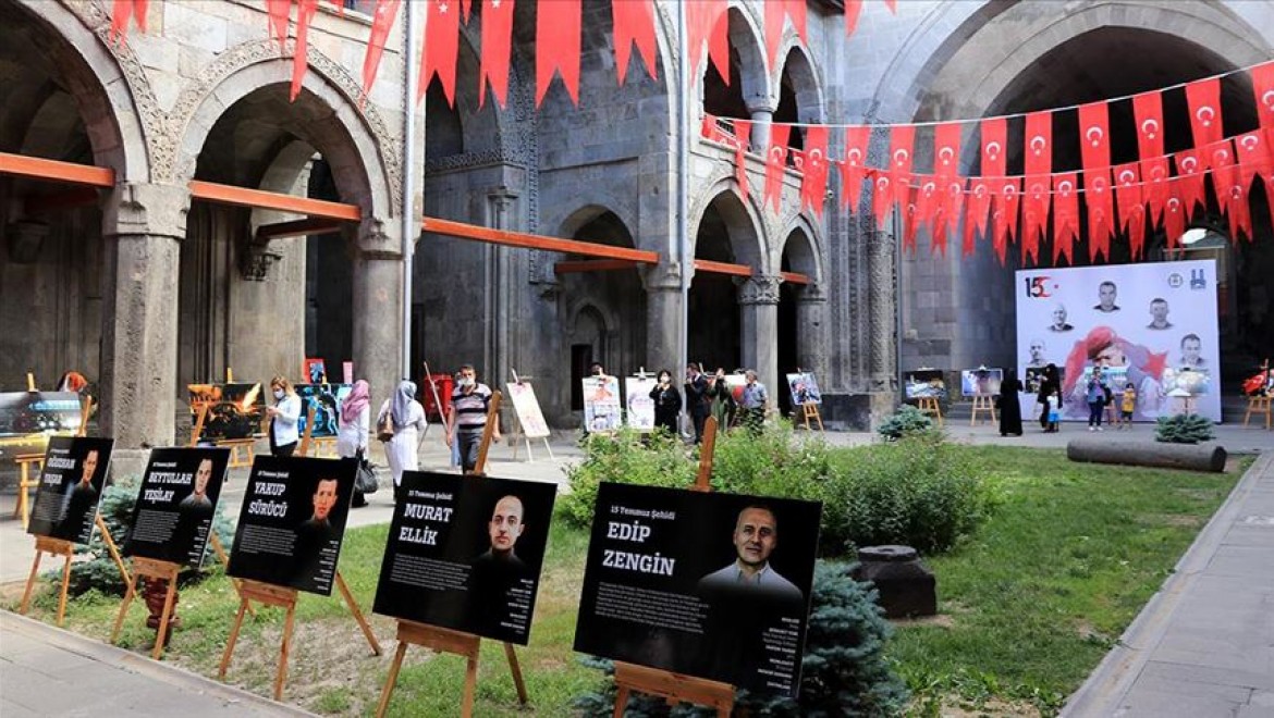 Tarihi Çifte Minareli Medrese'de '15 Temmuz' fotoğrafları sergisi açıldı