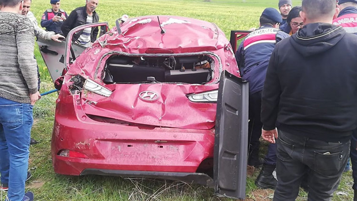 Sivas'ta şarampole devrilen otomobildeki 3 kişi yaralandı