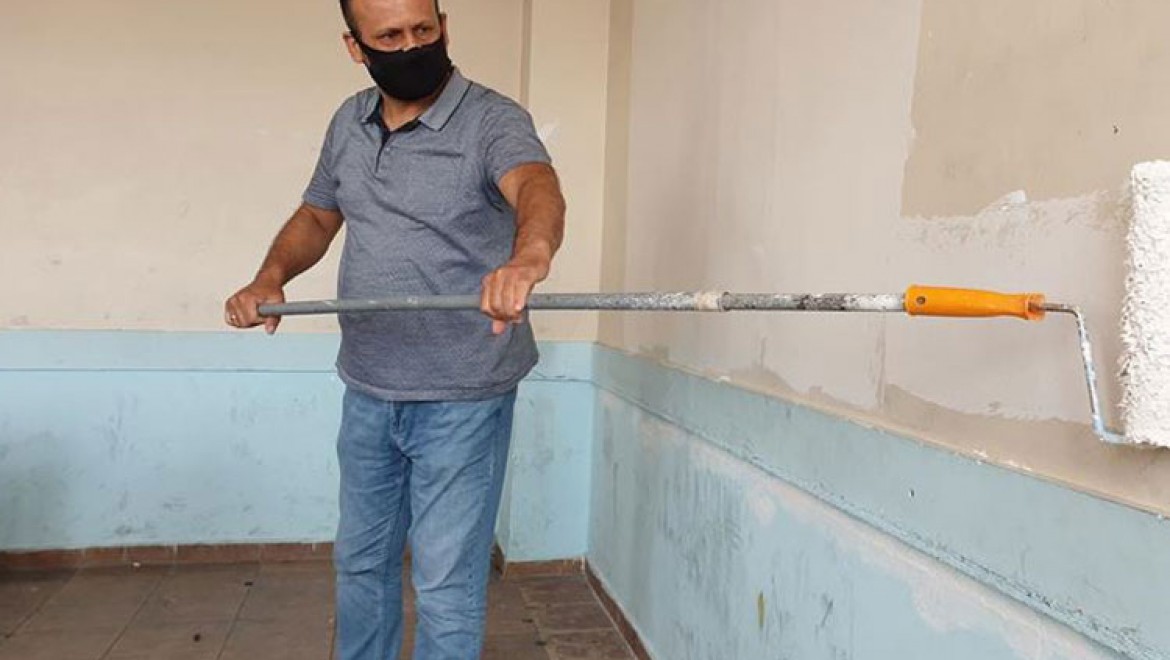 Osmaniye'de fedakar öğretmenler okulun duvarlarını boyadı sıralarını tamir etti