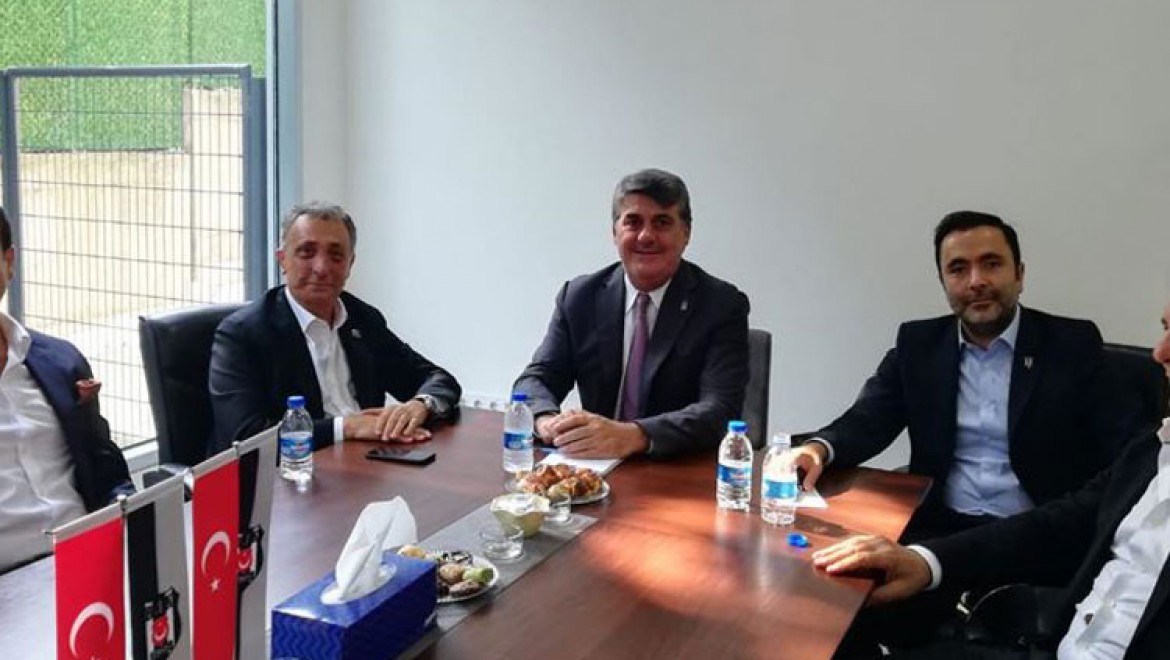Beşiktaş'ta başkan adayları buluştu