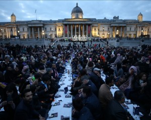 Londra'nın Trafalgar Meydanı'nda toplu iftar programı düzenlendi