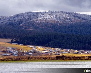 Ardahan'ın karlı tepeleri sonbahar renkleriyle buluştu