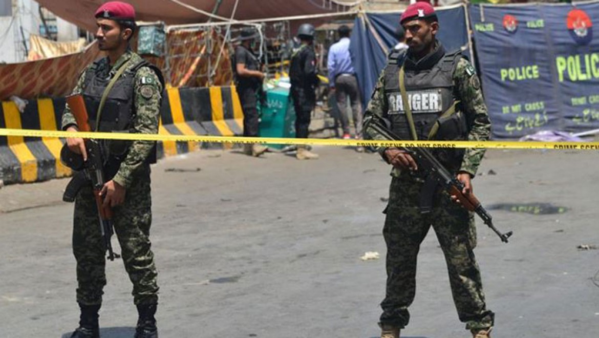 Pakistan'da güvenlik görevlilerinin aracına saldırı