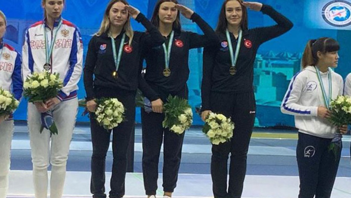 Genç Kızlar Kılıç Milli Takımı'ndan altın madalya