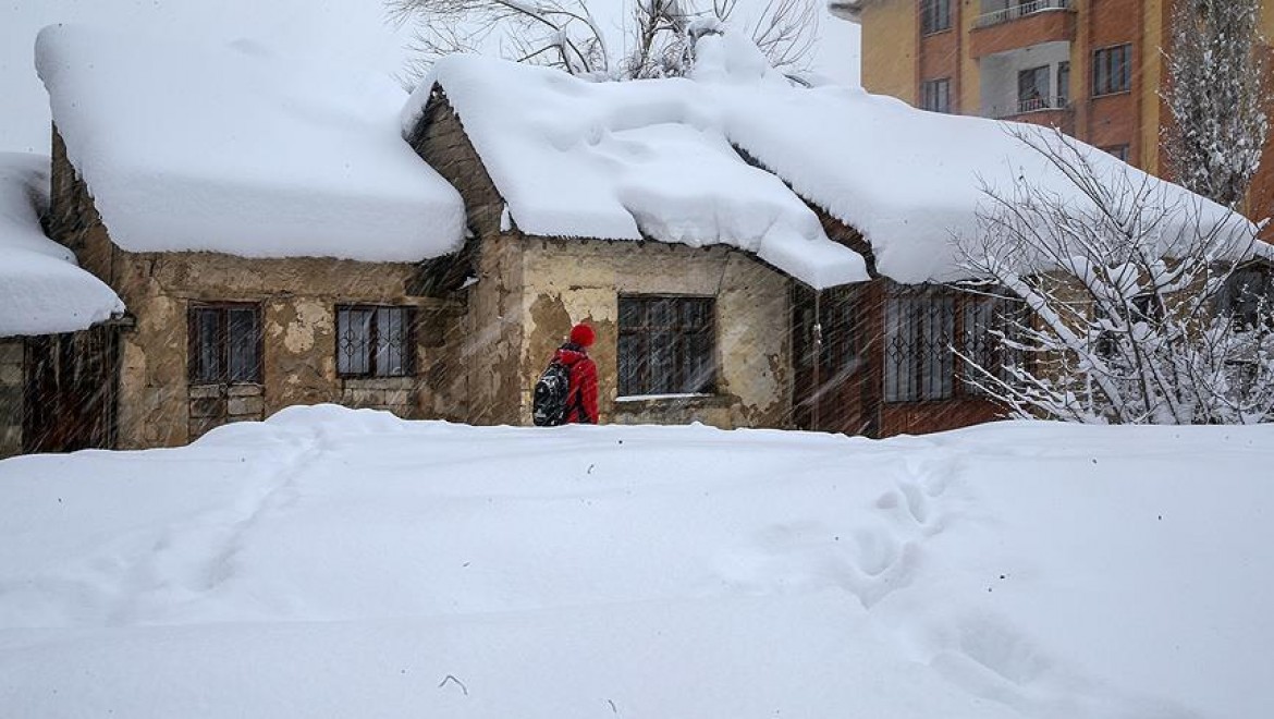 Yüksekova'da Kar Kalınlığı Yarım Metreyi Geçti