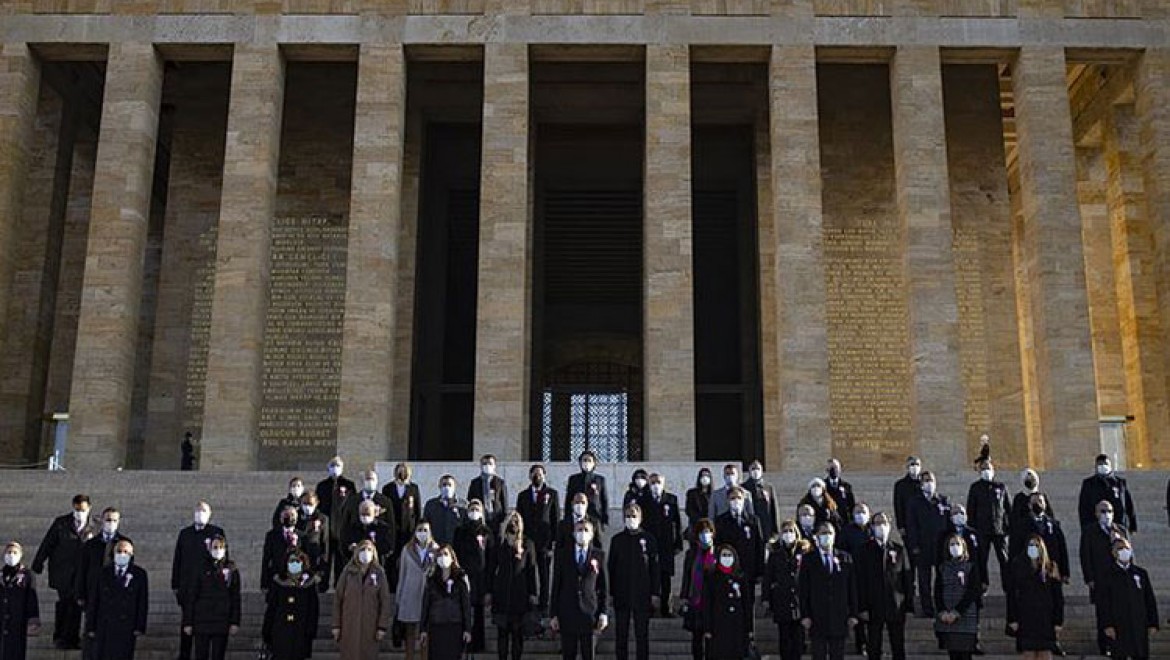 Milli Eğitim Bakanı Selçuk, 81 ilden gelen öğretmenlerle Anıtkabir'i ziyaret etti