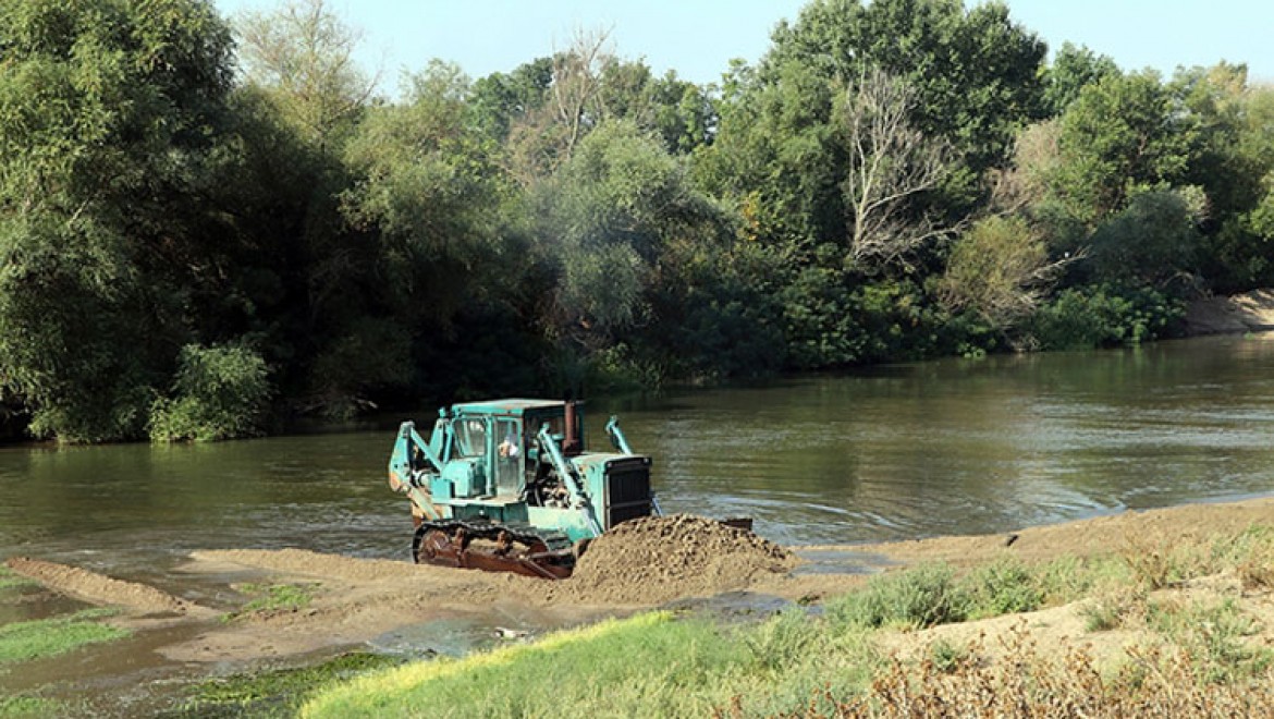 Taşkın riskini azaltmak için Tunca Nehri yatağında başlatılan kum temizliği sürüyor
