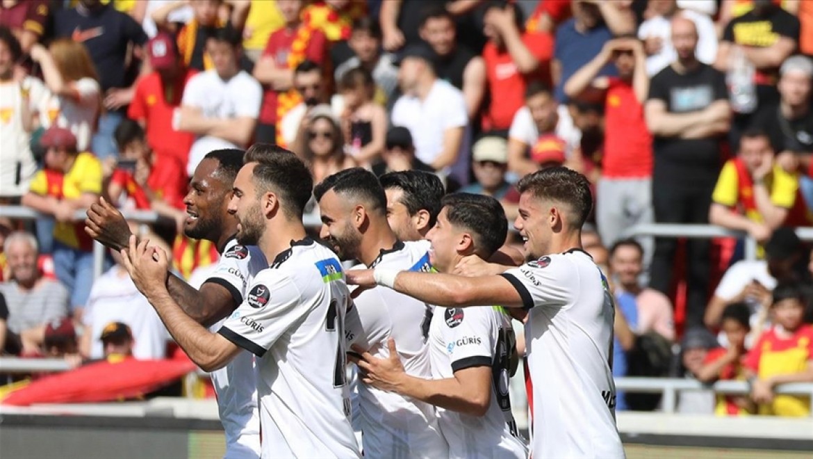 Beşiktaş 9 kişi kaldığı maçta Göztepe'yi deplasmanda yendi