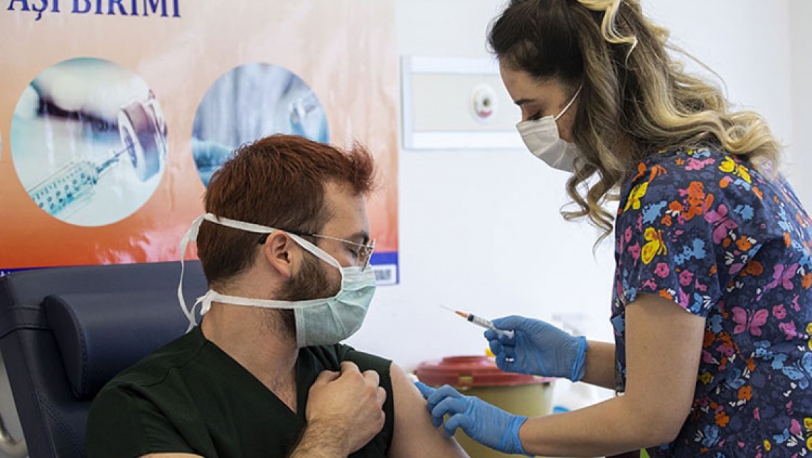 Kovid-19 aşısı yaptıran sağlık çalışanı sayısı 700 bini geçti