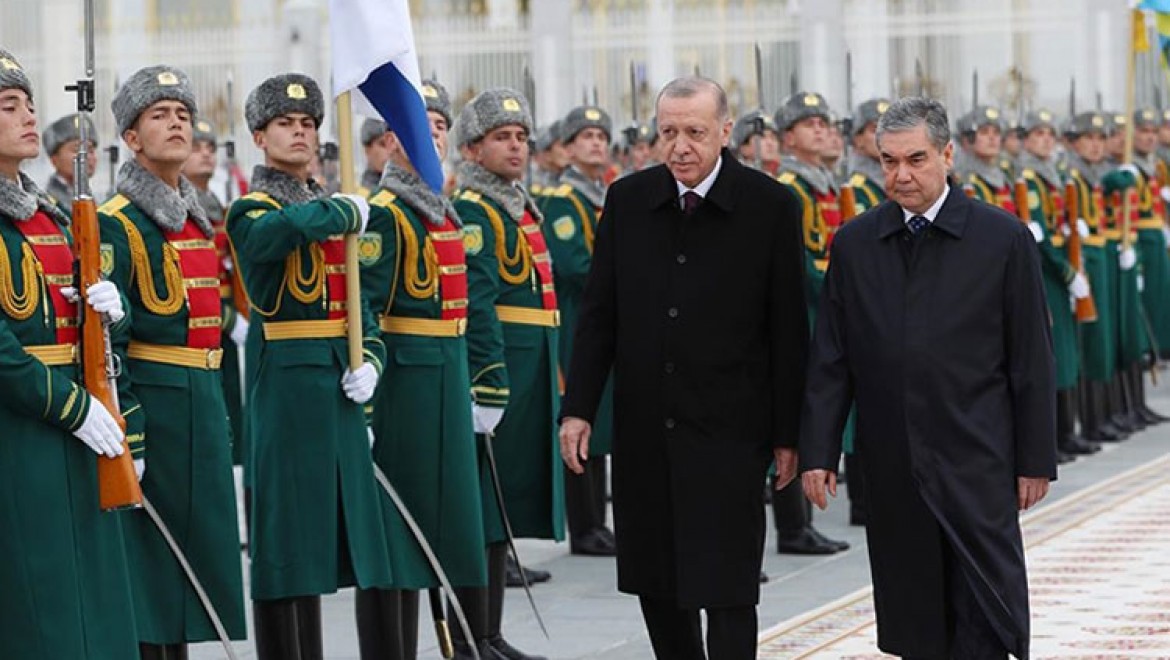 Cumhurbaşkanı Erdoğan, Türkmenistan'da resmi törenle karşılandı