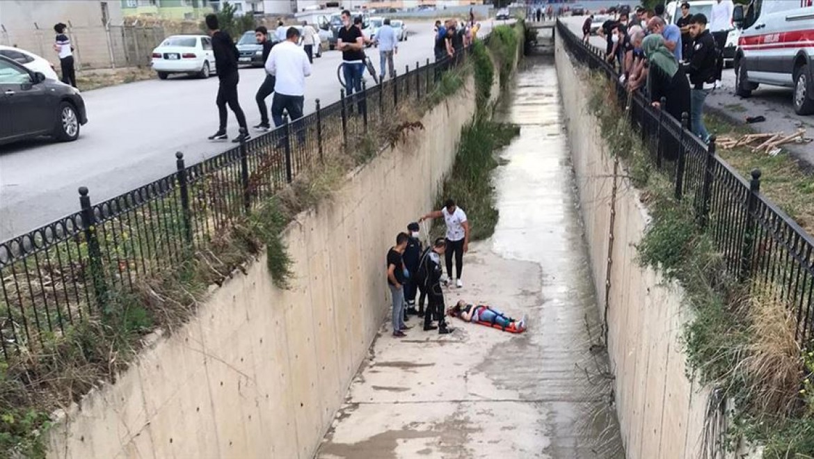 Amasya'da köpeklerden kaçarken su kanalına düşen genç kız yaralandı