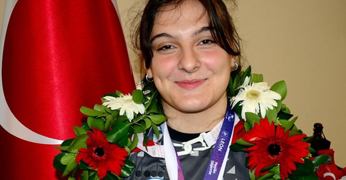 Milli halterci Burcu İldem, Yıldızlar Dünya Şampiyonası'nda 3 madalya kazandı