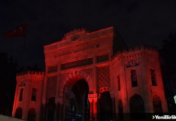 ​İÜ Tarihi Kapısı, Dünya Kalp Günü'nde Kırmızı Işıkla Aydınlatıldı