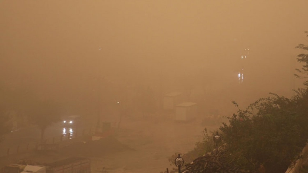 Mardin'de yağış, fırtına ve toz taşınımı etkili oldu