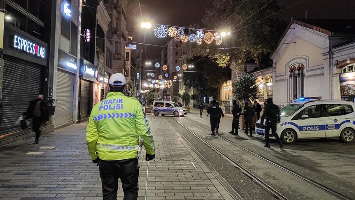 Kovid-19 tedbirleri kapsamında Türkiye genelinde sokağa çıkma kısıtlaması başladı