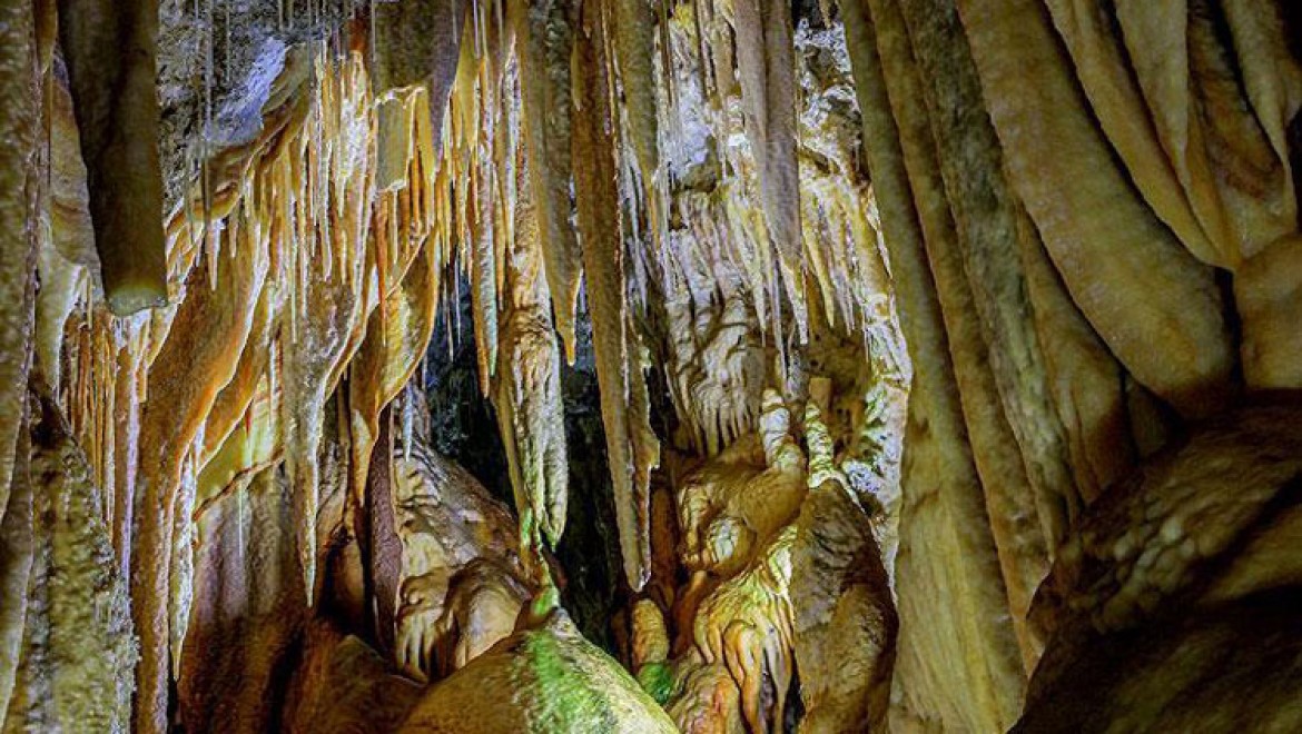 İki katlı mağara 'Makarna' sarkıtları ile büyülüyor