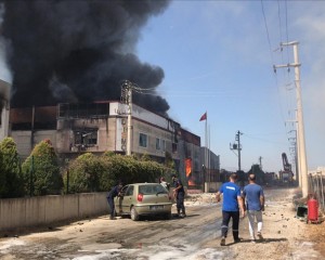 İzmir'de bir kozmetik fabrikasında yangın çıktı