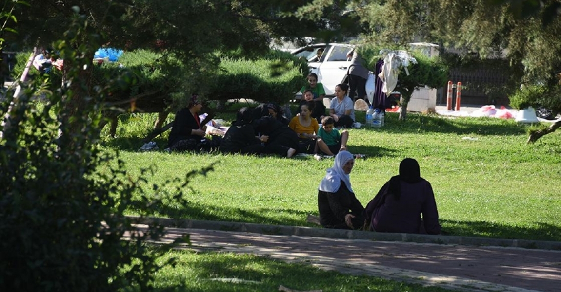 Malatya'da deprem nedeniyle bazı vatandaşlar parklarda sabahladı