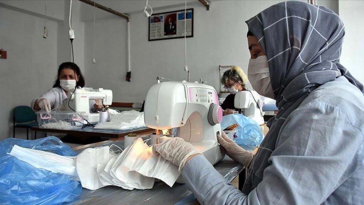 Bilecik'te gönüllü kursiyerlerden maske üretim seferberliğine destek