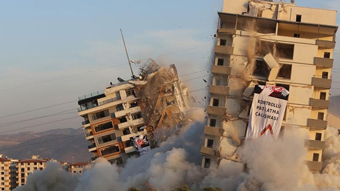 Hatay'da 10 binadan oluşan ağır hasarlı site patlayıcı yardımıyla yıkıldı
