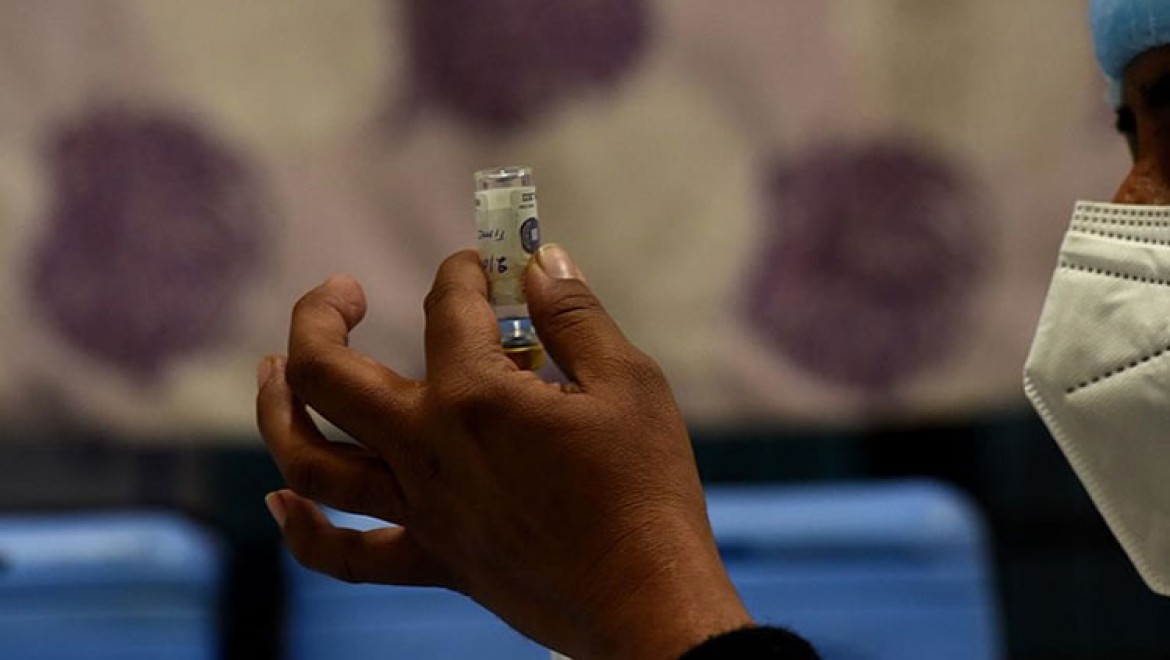 Hindistan'da Kovid-19 aşısı yaptıranların binde 1,8'inde yan etki görüldü