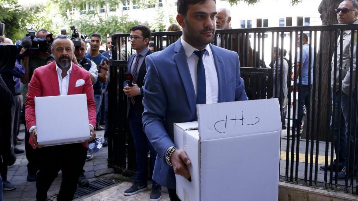CHP'nin Aday Listesi YSK'ye Teslim Edildi