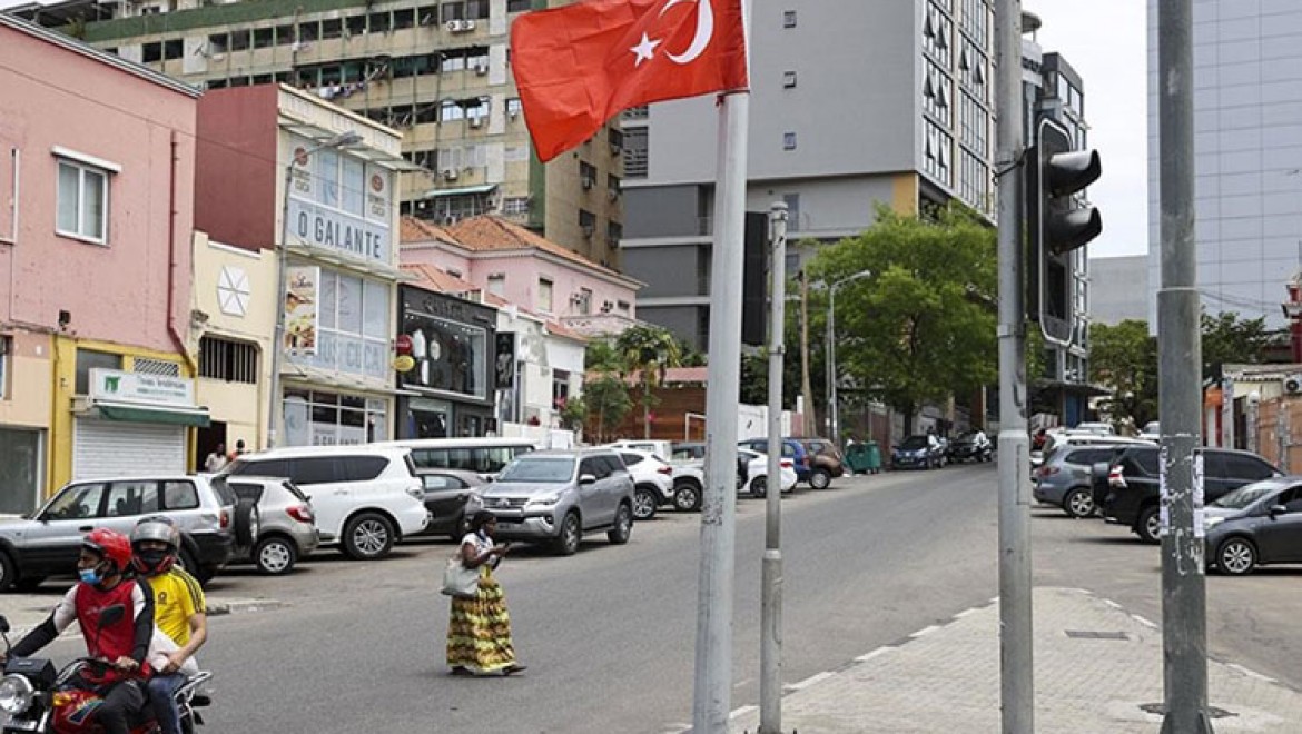 Cumhurbaşkanı Erdoğan'ın ziyareti öncesi Angola'nın başkenti Luanda Türk bayraklarıyla donatıldı