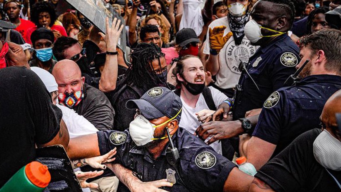 Floyd protestolarının sürdüğü ABD'de siyahi öğrencilere 'aşırı güç' kullanan polisler kovuldu
