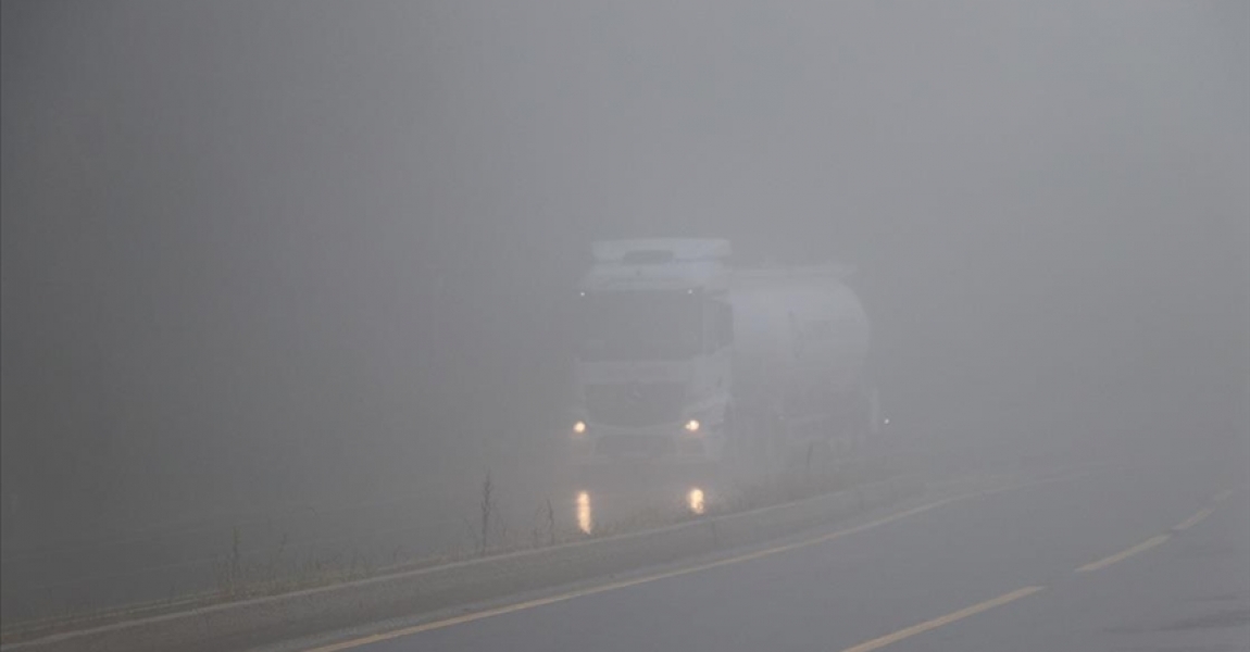 Bolu Dağı'nda sağanak ve sis nedeniyle görüş mesafesi 30 metreye kadar düştü