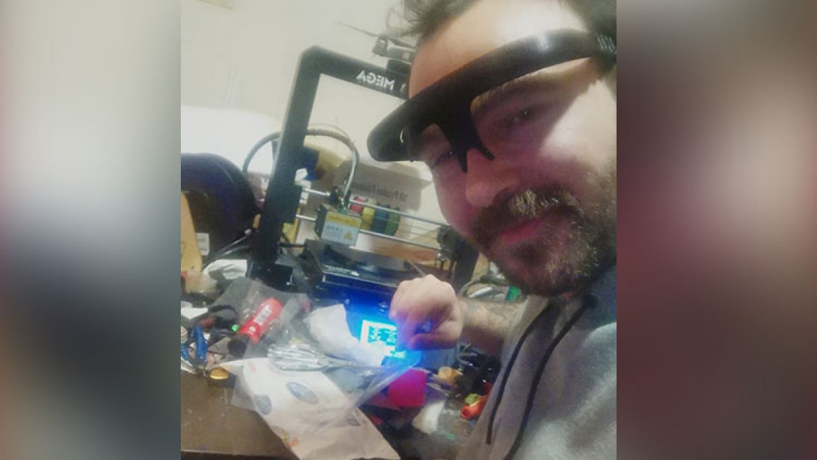 Oyuncu Ferdi Sancar, 3D yazıcıyla yüz kalkanı üretiyor