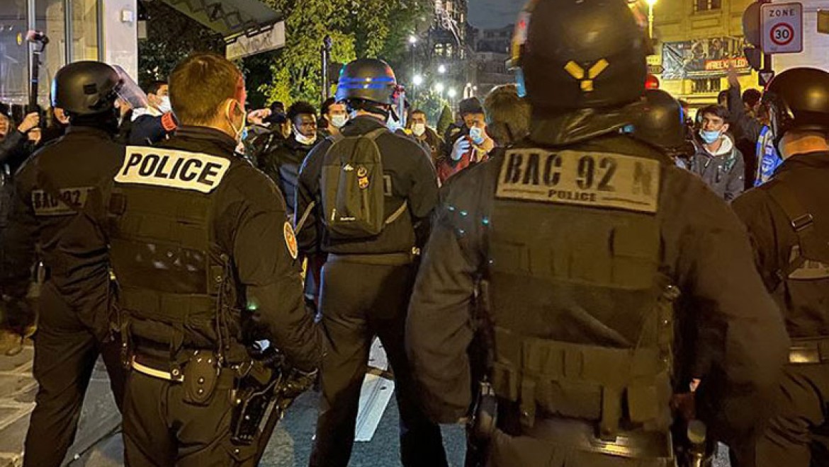 "Paris'te sığınmacılara polisin müdahalesinin görüntüleri şoke edici"