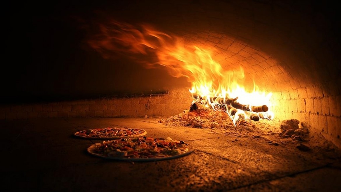 Odun ateşinde pizza yapılan Süryani köyleri lezzet durağı oldu