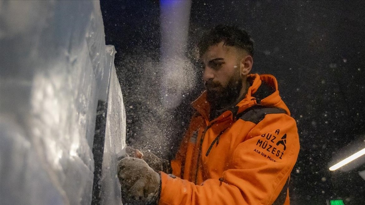 Erzurum'da dev buz kütleleri testere ve ütüyle sanat eserine dönüşüyor