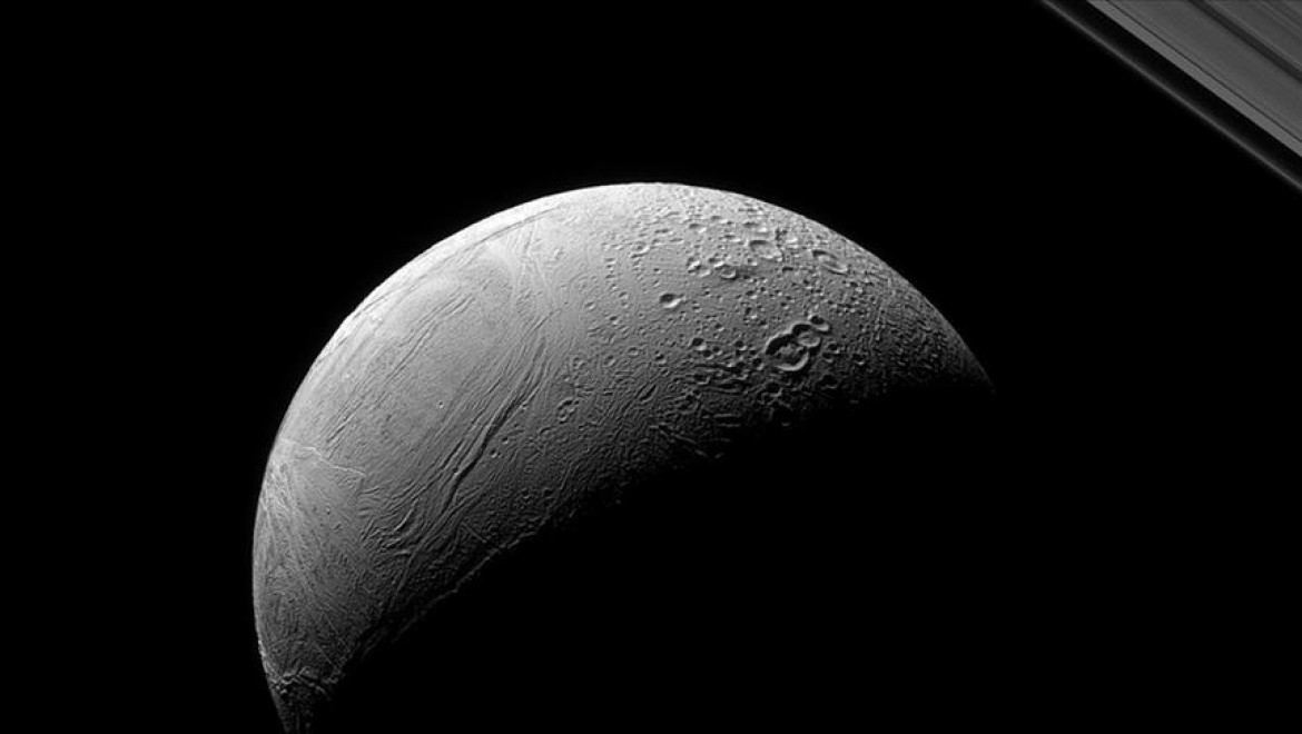Satürn'ün uydusu Enceladus'taki 'kaplan sırtı deseni' nin sırrı çözüldü