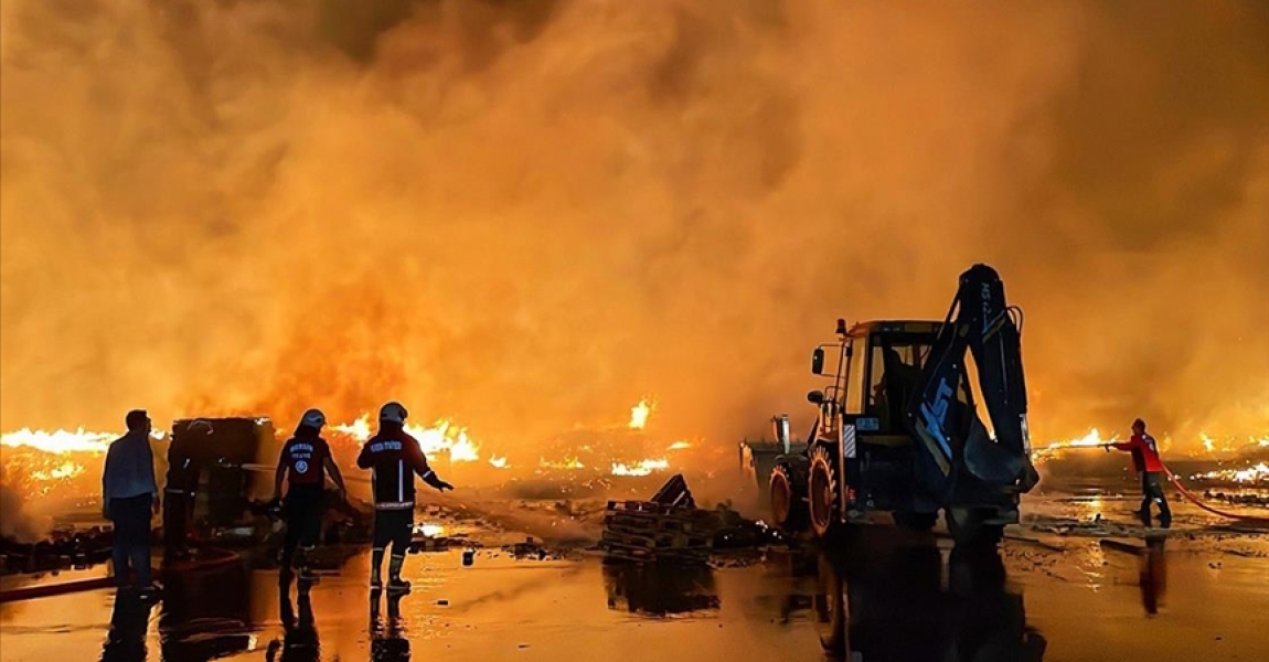 Mersin'de palet fabrikasında yangın çıktı