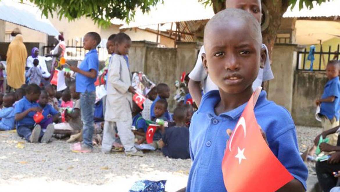 Türk hayırseverlerden Nijerya'daki Türk okuluna yardım